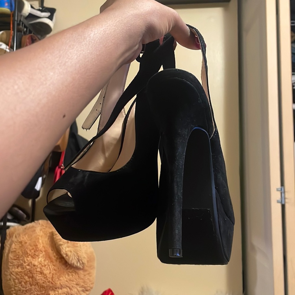 Black Pumps